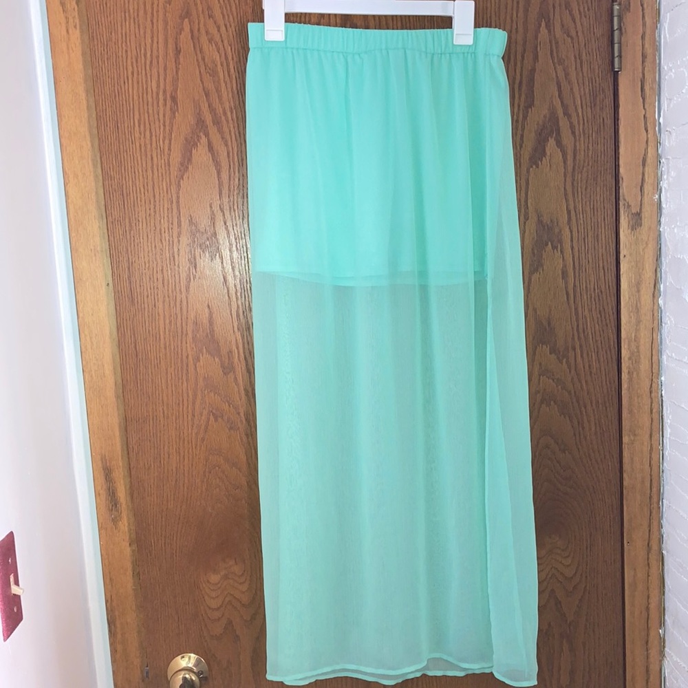 Adorable skirt with slit